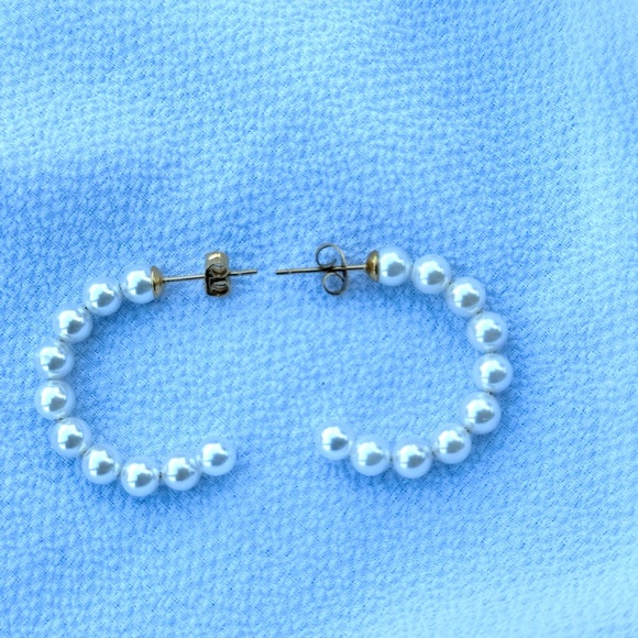 New- 18k Gold Plated earrings - Picture 2 of 3